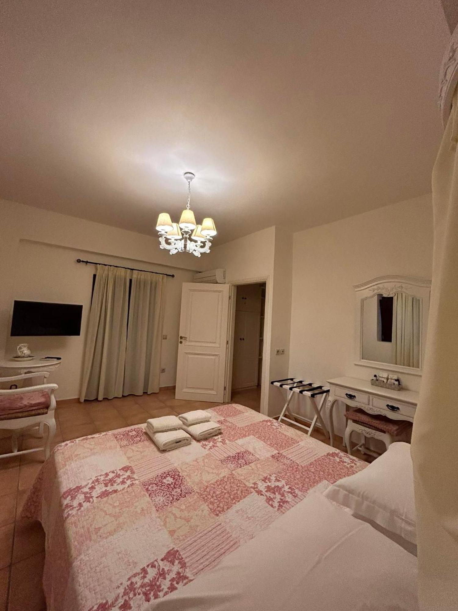 Focalion Castle Luxury Suites Pírgos Dhiroú Екстериор снимка